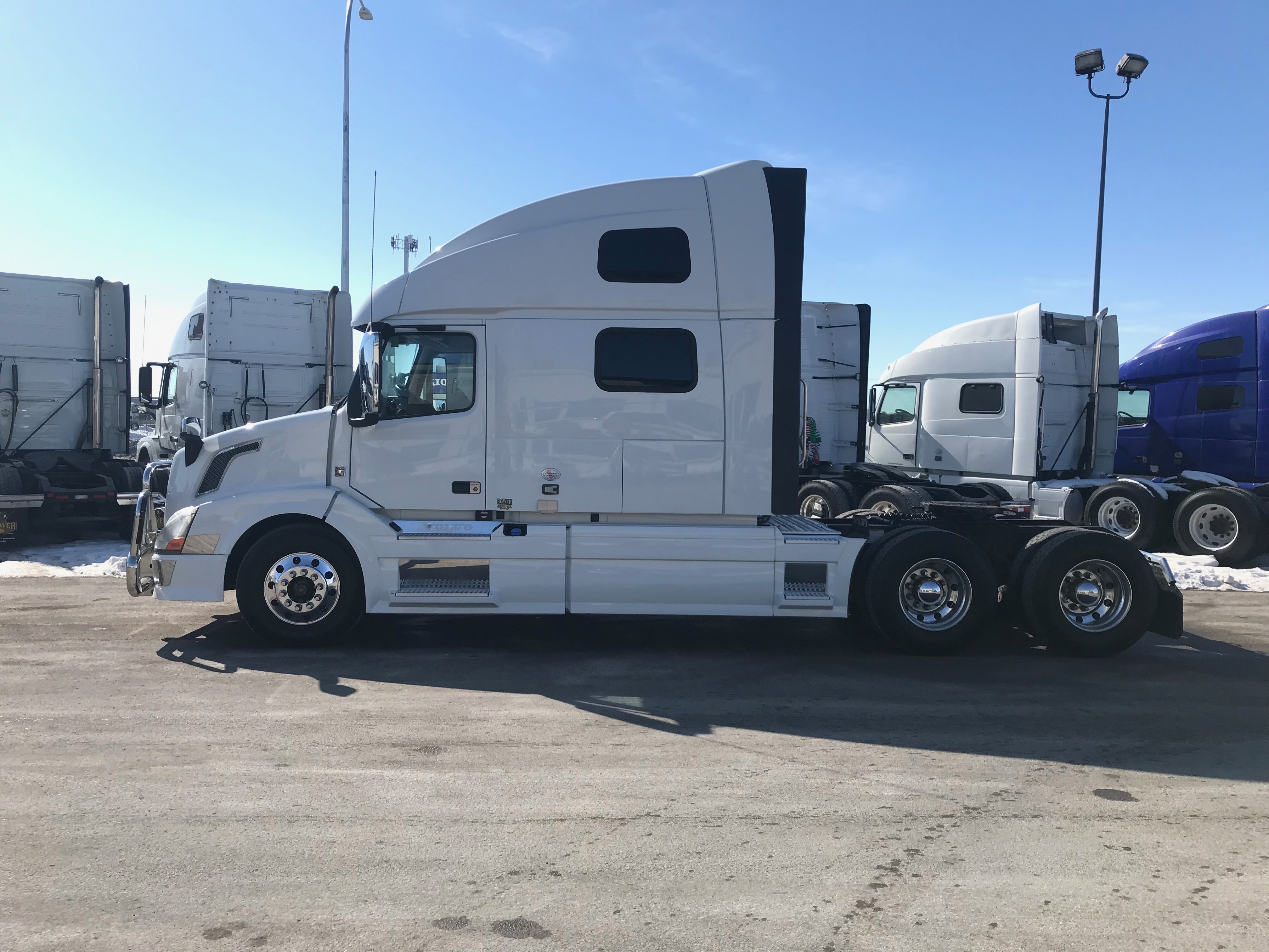 2013 VOLVO VNL64T780 CONVENTIONAL TRUCK WITH SLEEPER (3907C) – Beaver ...