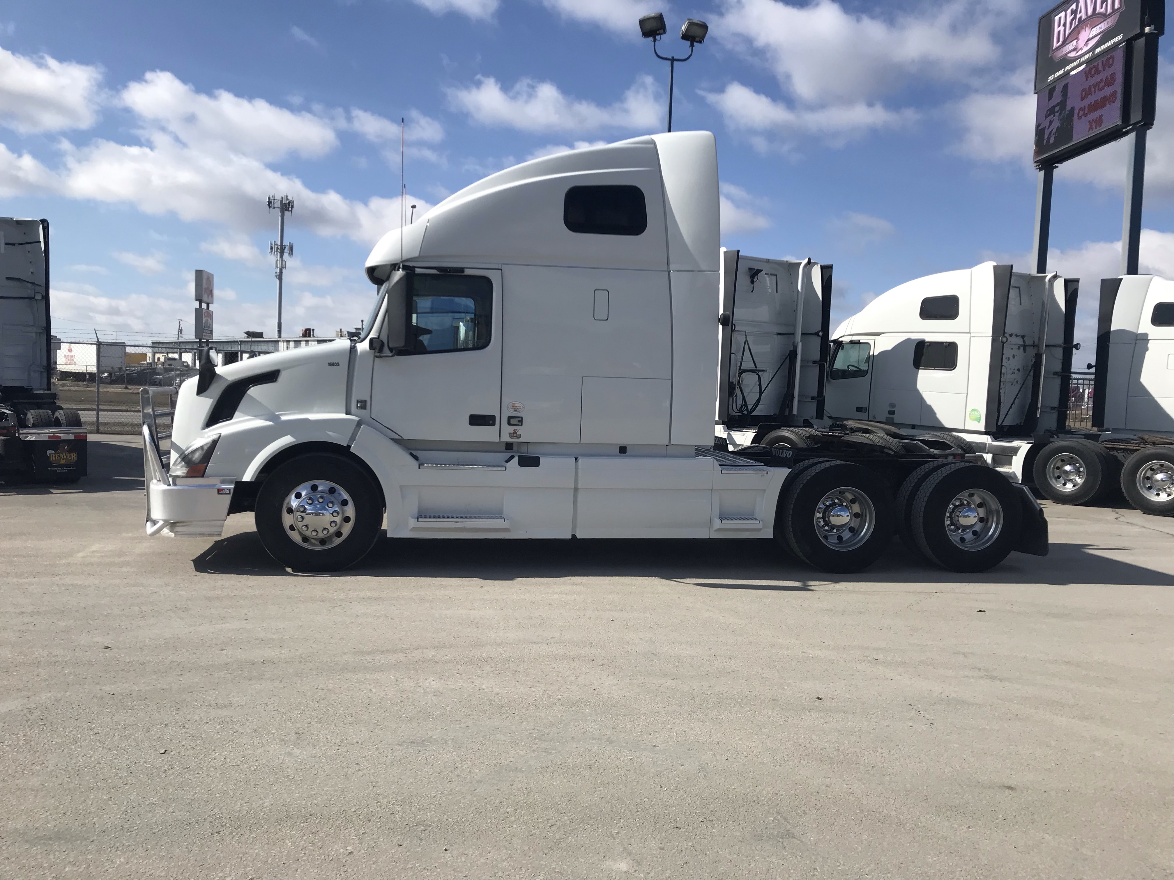 2016 VOLVO VNL64T670 CONVENTIONAL TRUCK WITH SLEEPER (16035L) – Beaver ...